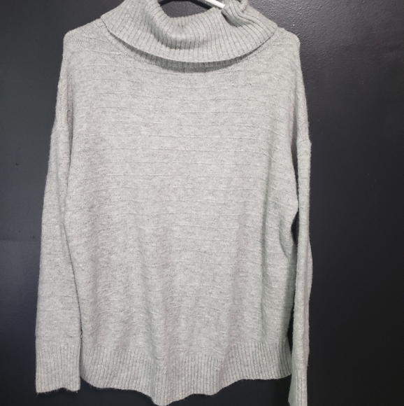 Oversized fluffy mock neck pullover - Picture 2 of 3